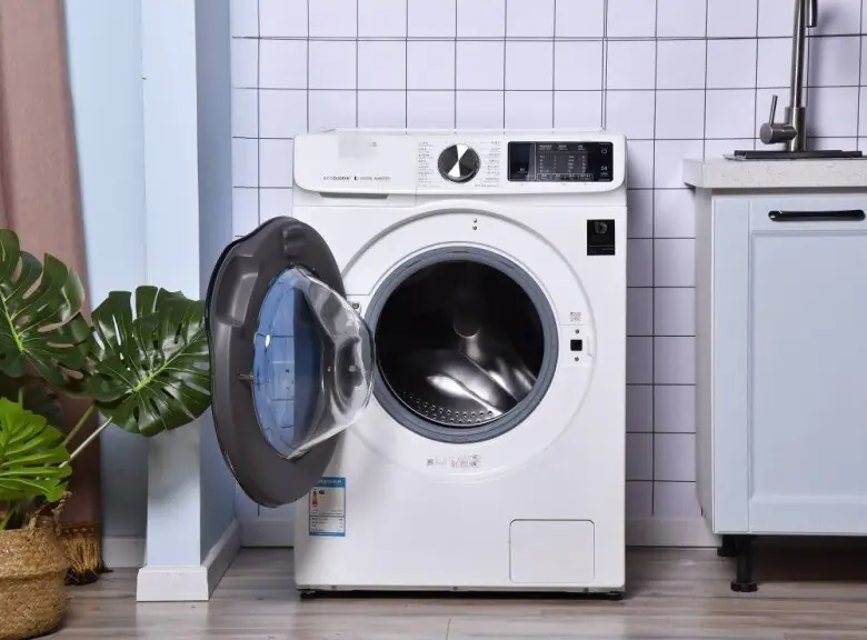 Có nên mở nắp máy giặt sau khi giặt?